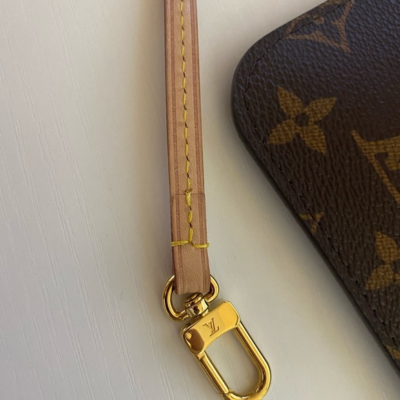 Louis Vuitton MM/GM Monogram Clutch in Cerise Red - Picture 5 of 9